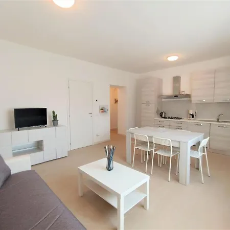 Winter Spring Summer アパート