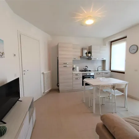 Winter Spring Summer アパート