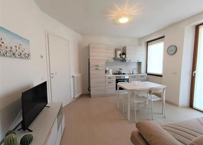 Winter Spring Summer アパート